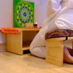 Banco y altar de meditación de madera de pino y a juego. Ambos son plegables.