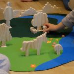 Mini-mundo de juguete. Con figuras de madera y base de fieltro.