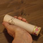 Regalo para dar las gracias: tótem de madera de 12 cm, pirografiado y pintado con el mensaje GRACIAS