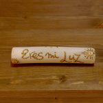 Tótem de madera de 13,5 cm, pirografiado y pintado con el mensaje "Eres mi Luz"