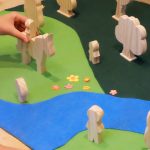 Mini-mundo para niños, con figuras de madera del bosque