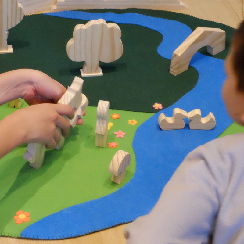 Mini mundo de madera y fieltro para niños