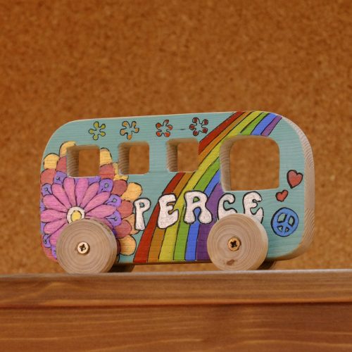 Furgoneta hippie, de madera pintada de colores