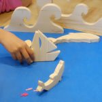 MIni mundo de madera y fieltro que representa el mar