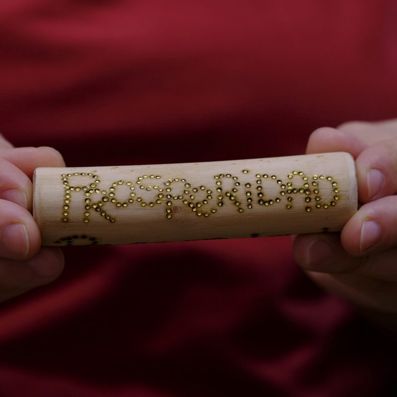 Tótem de madera de 10 cm, pirografiado y pintado para crear prosperidad.