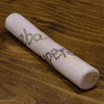 Prueba superada, pirografiado en un tótem de madera de 12 cm.