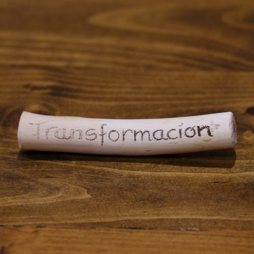 Tótem de madera de 1 cm para promover la transformación personal