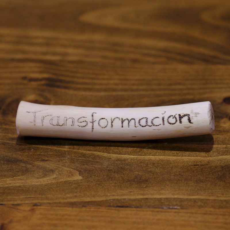 Tótem de madera de 1 cm para promover la transformación personal