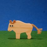 bisonte cria de madera, juguete decorado con orejas, ojos y cola