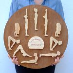 Saludo al sol sujetado por persona para ver proprociones