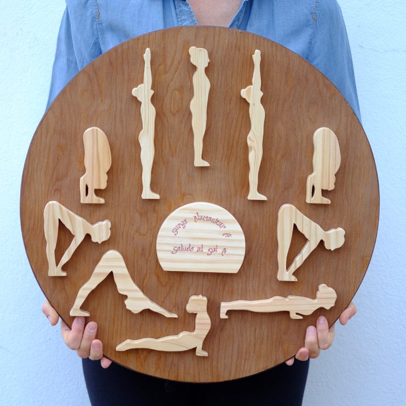 Saludo al sol sujetado por persona para ver proprociones