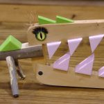 Detalle de cocodrilo de madera, juguete con un gran ojo y pestañas