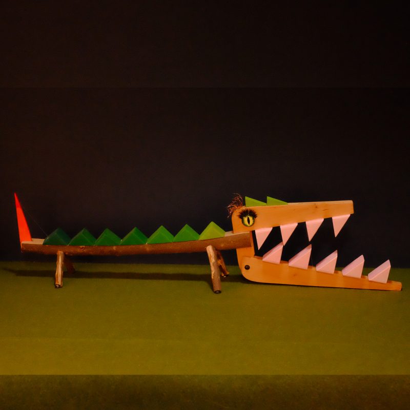 La cocodrula es un jueguete de madera y la mascota de paloverso