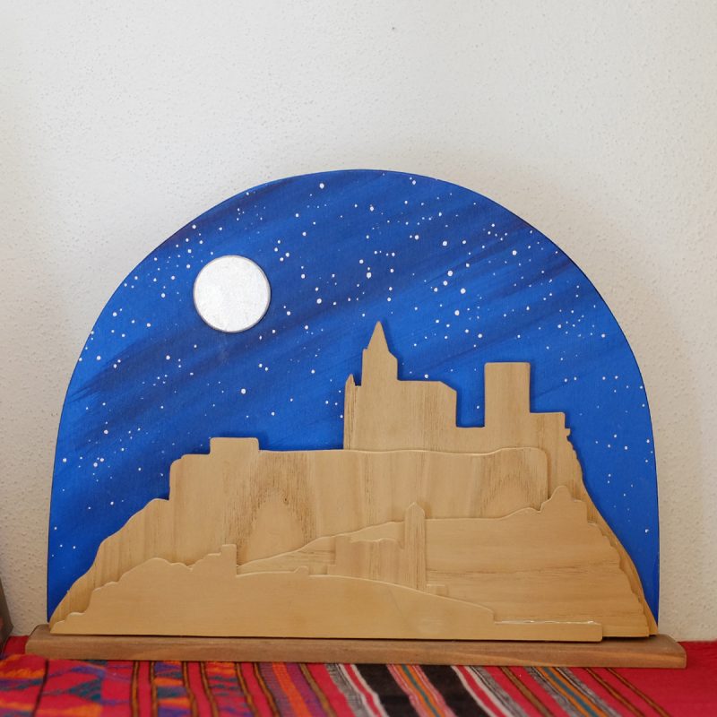 Alcalá la Real, cuadro tridimensional de madera e iluminado, con cielo nocturno y luna llena.