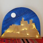 Cuadro de madera de Alcalá la Real iluminado. De capas de madera de castaño.