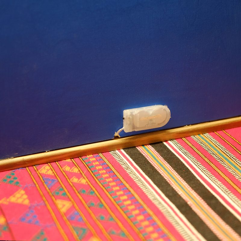 Cuadro de la Fortaleza de la Mota - Luna Creciente: detalle posterior de las baterías de iluminación LED