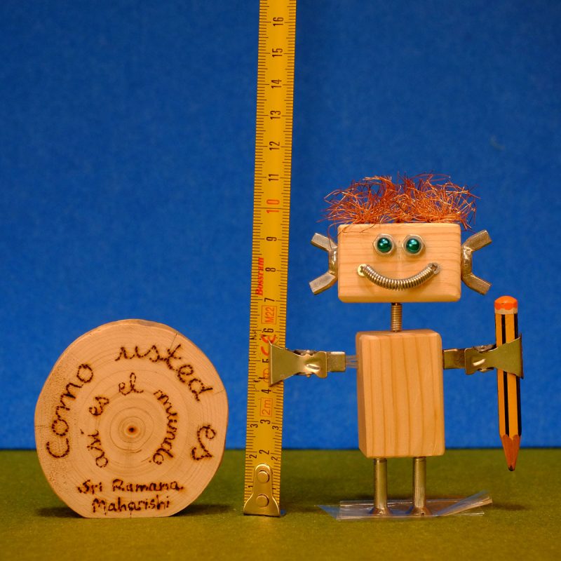 Rueda de madera con frase de Ramana Maharishi y medida