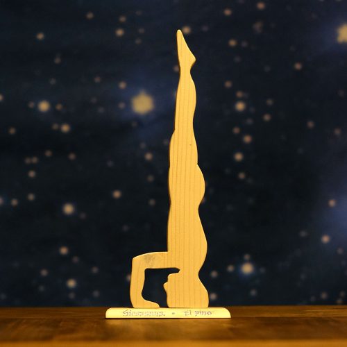 Postura de yoga el pino, como figura de madera sobre base de madera con nombre en sánscrito y en castellao