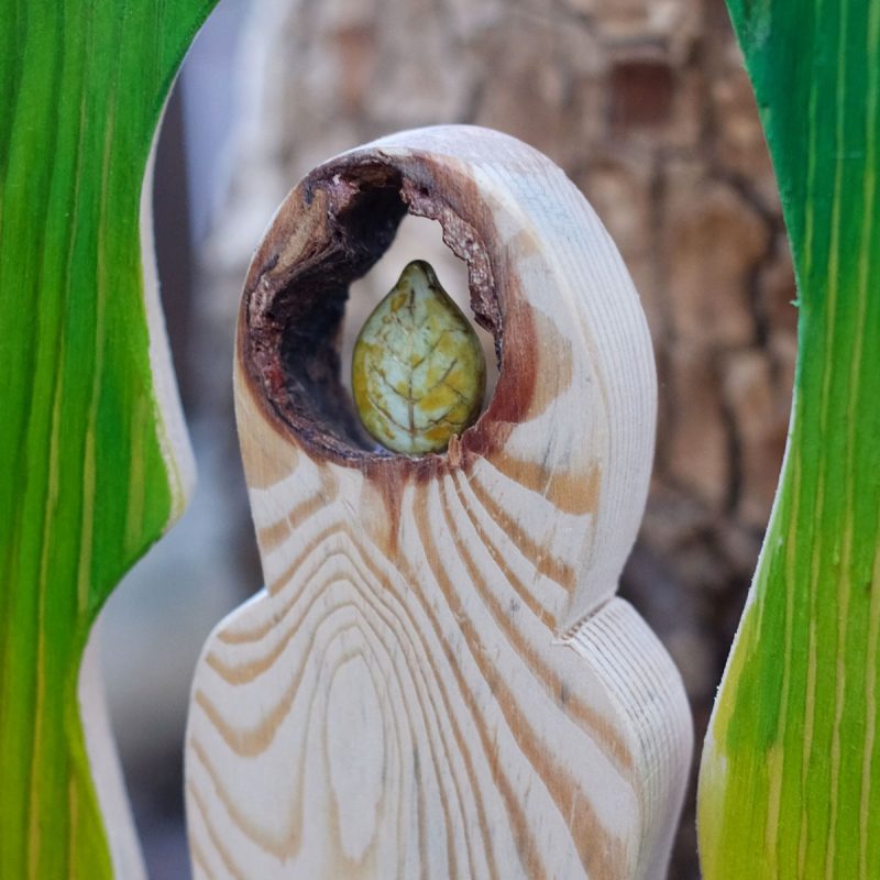 Detalle de hoja de cerámica dentro del nudo, en el asana de el árbol.