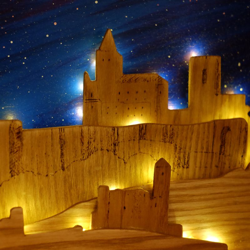 Regalo de Alcalá la Real: vista de la Fortaleza de la Mota en madera e iluminada.