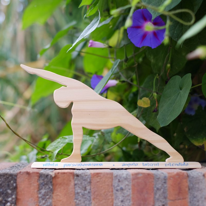 Figura de yoga de madera, ángulo lateral extendido, sobre base de madera con nombre en sánscrito y castellano