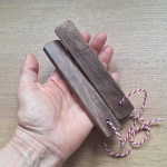 Hyoshigi para kamishibai en mano, para apreciar su tamaño