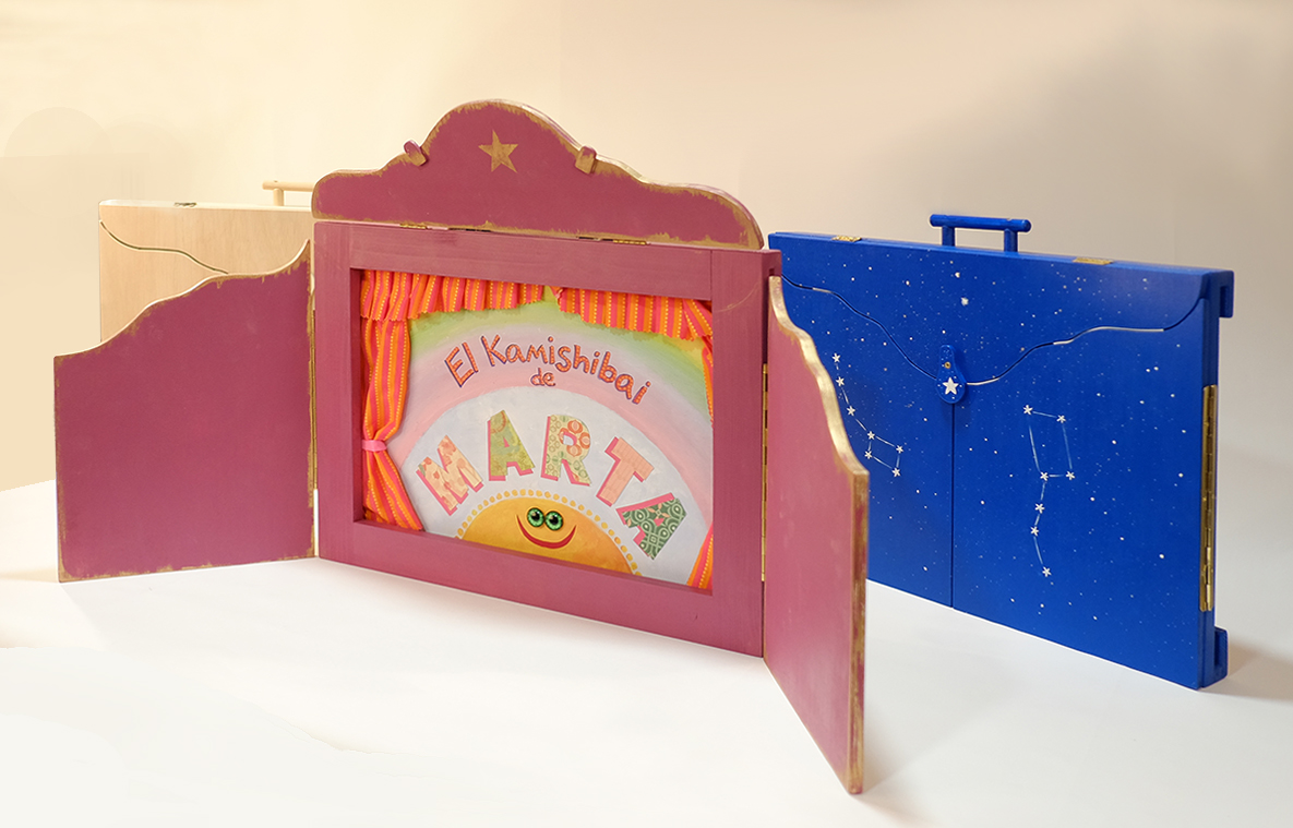 3 modelos de kamishibais artesanales, pintados a mano