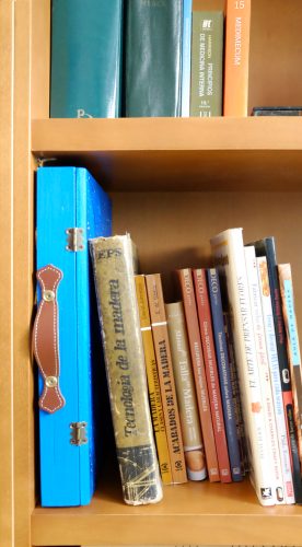 Guardar un kamishibai es sencillo: en una librería queda como un libro más.