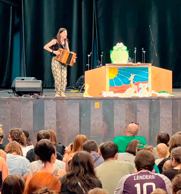 Clau de Conte contando un cuento musicado con el kamishibai