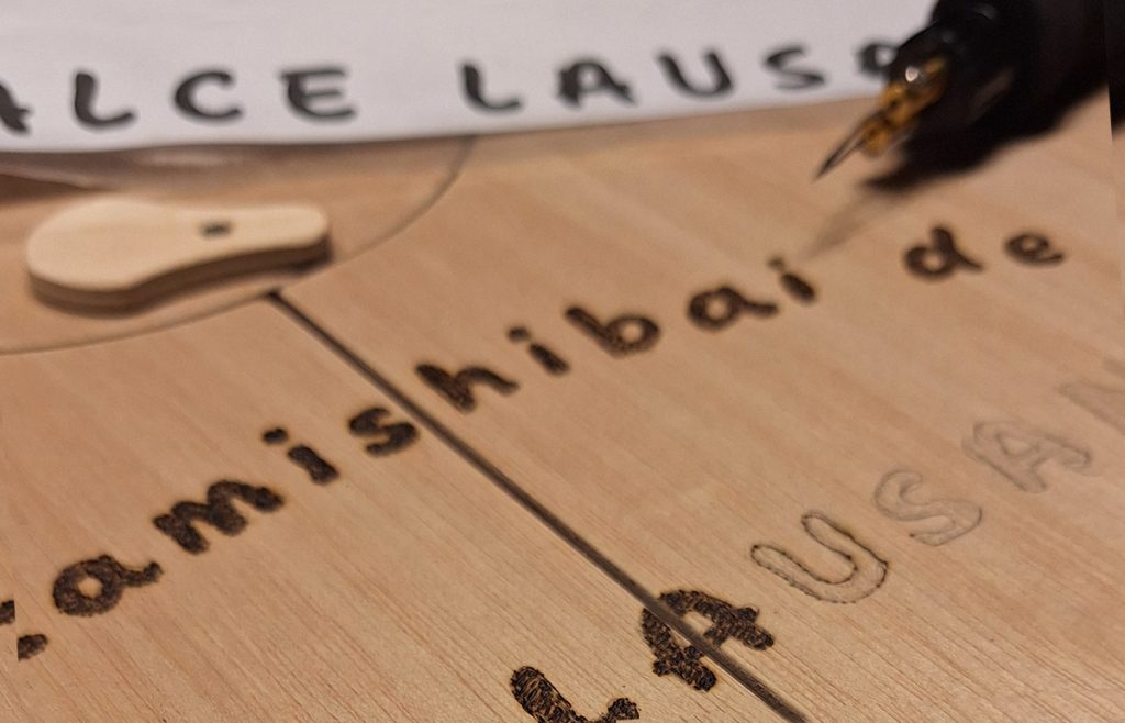 Detalle de kamishibai en el proceso de personalizarlo, para regalar a un profesor