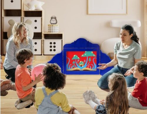 Maestra de infantil con un kamishibai y sus alumnos, que le han hecho un regalo personalizado