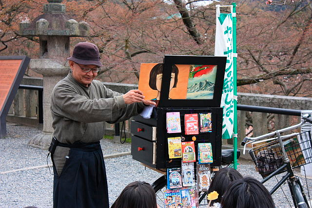 Kamishibai infantil tradicional en Japón, sobre una bicicleta.