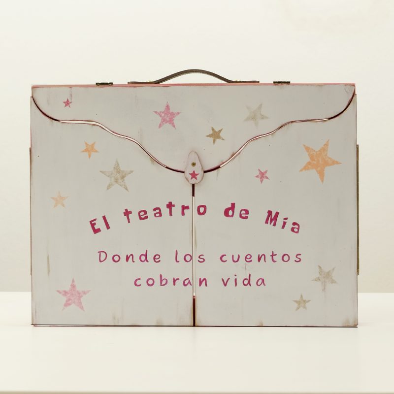 Teatro de madera personalizado y decorado con estrellas