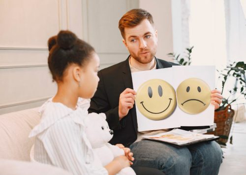 En terapia infantil es usual utilizar recursos visuales con láminas